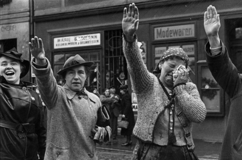 Illustration for article titled En esta imagen hay un único alemán que se atrevió a negarle el saludo a Hitler: esta fue su trágica historia